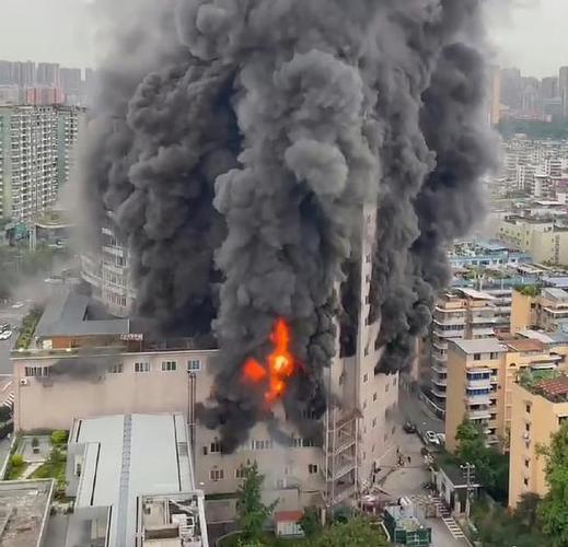 京东成都有几个仓库成都一厂房发生火灾成都市区一楼顶突发大火，浓烟滚滚, 你怎么看 机器人